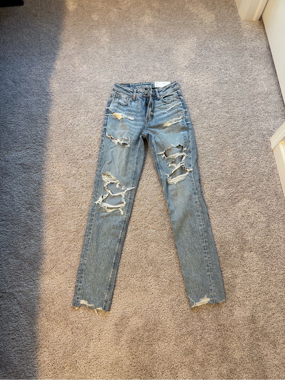 American Eagle Outfitters Light Blue Ripped Mom Jeans NWT